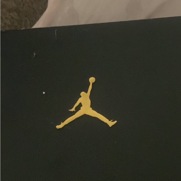 These are the red and black 12’s! Number (8126042504) - Picture 3 of 3